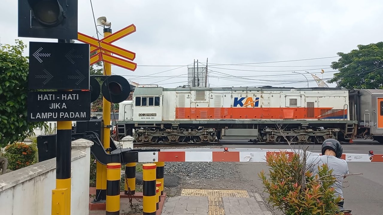 Railroad Crossing Indonesia || Perlintasan Kereta || KA114	Sawunggalih	Relasi	Pasar Senen	-	Kutoarjo