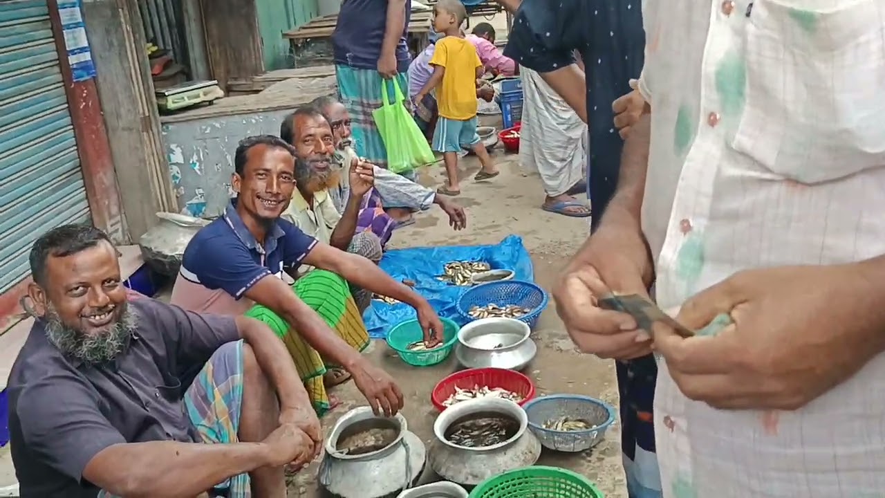 বাজারে প্রচুর চুসরা খুচরা মাছ।