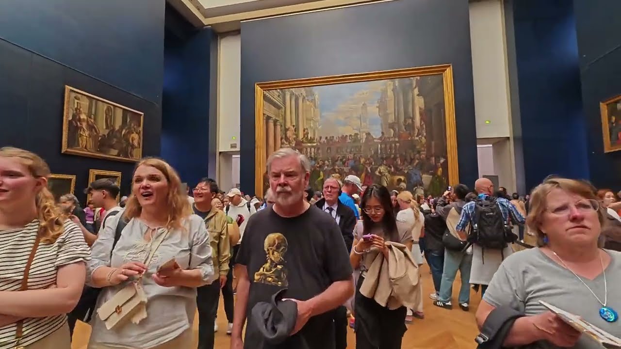 A walk through the famous Louvre museum in Paris