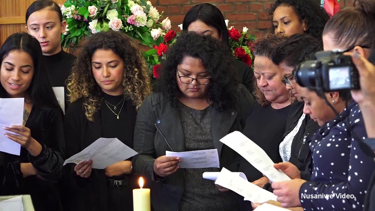 familiekoor zingt het lied " De Rivier " tijdens de uitvaartdienst van Boy de Fretes