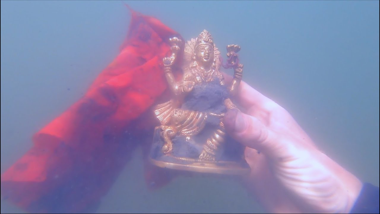Divers Find GOLD STATUE in RIVER while Looking for a Lost Phone with Underwater Metal Detectors