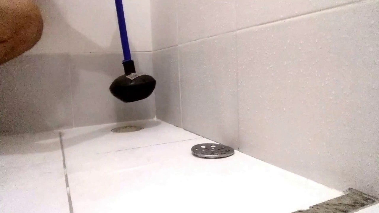 Esse &eacute; o jeito certo para DESENTUPIR o ralo do banheiro