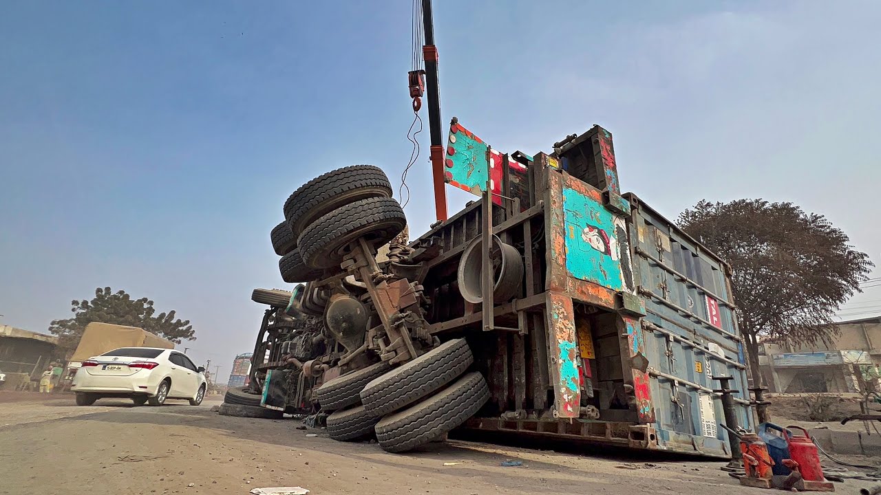 How Emergency Loaded Truck Repair In The Middle Of The Road “Pakistani Trucks “