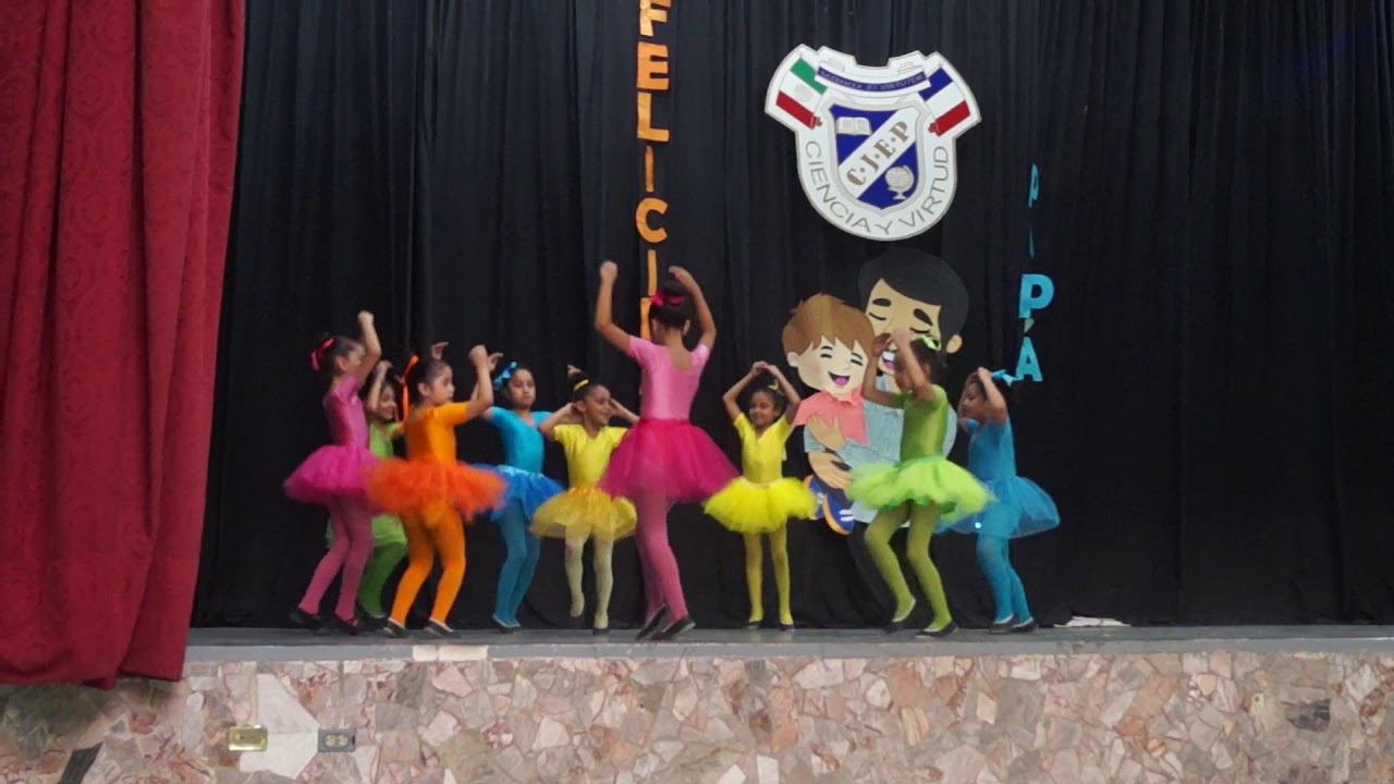Baile por alumnas de 2 primaria  