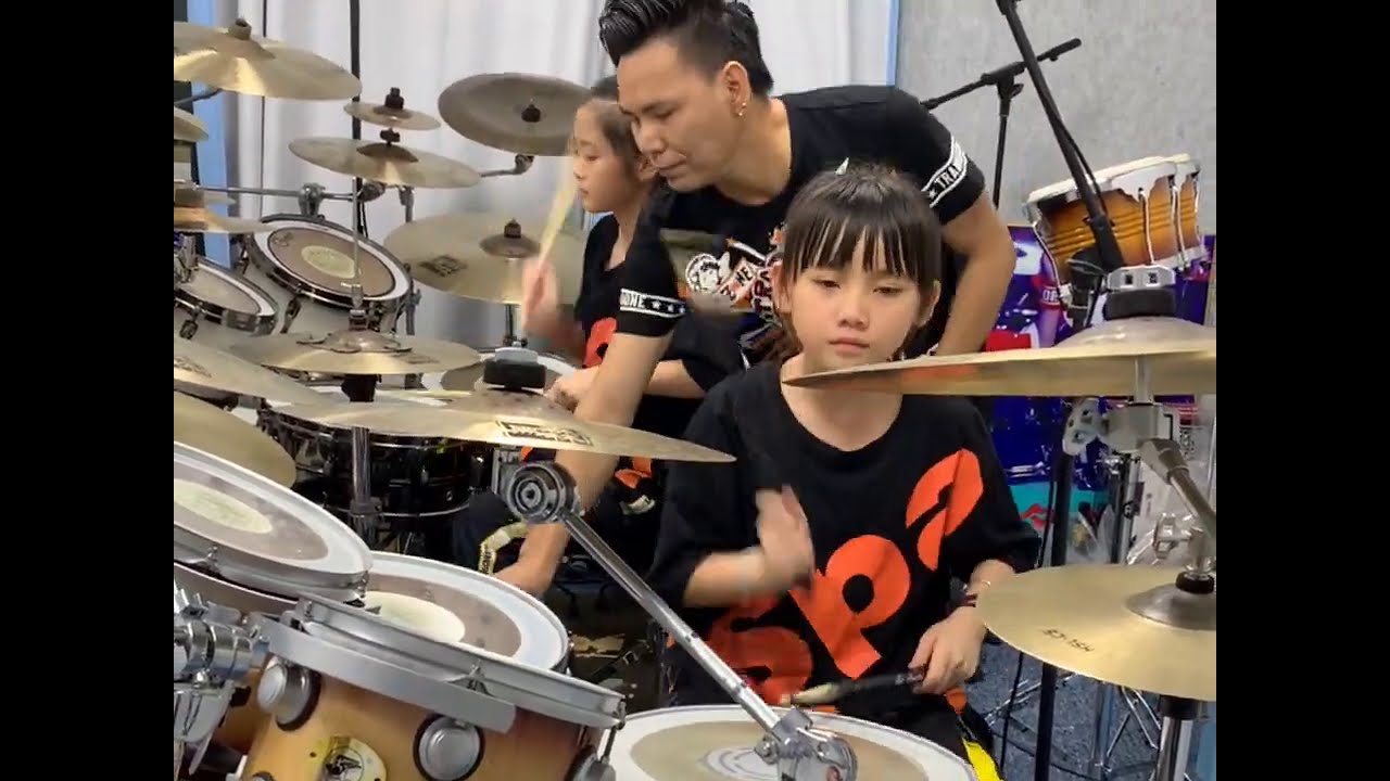 有没有觉得今天妞妞特别可爱，架子鼓打奏来首经典歌曲失恋，节奏律动起来