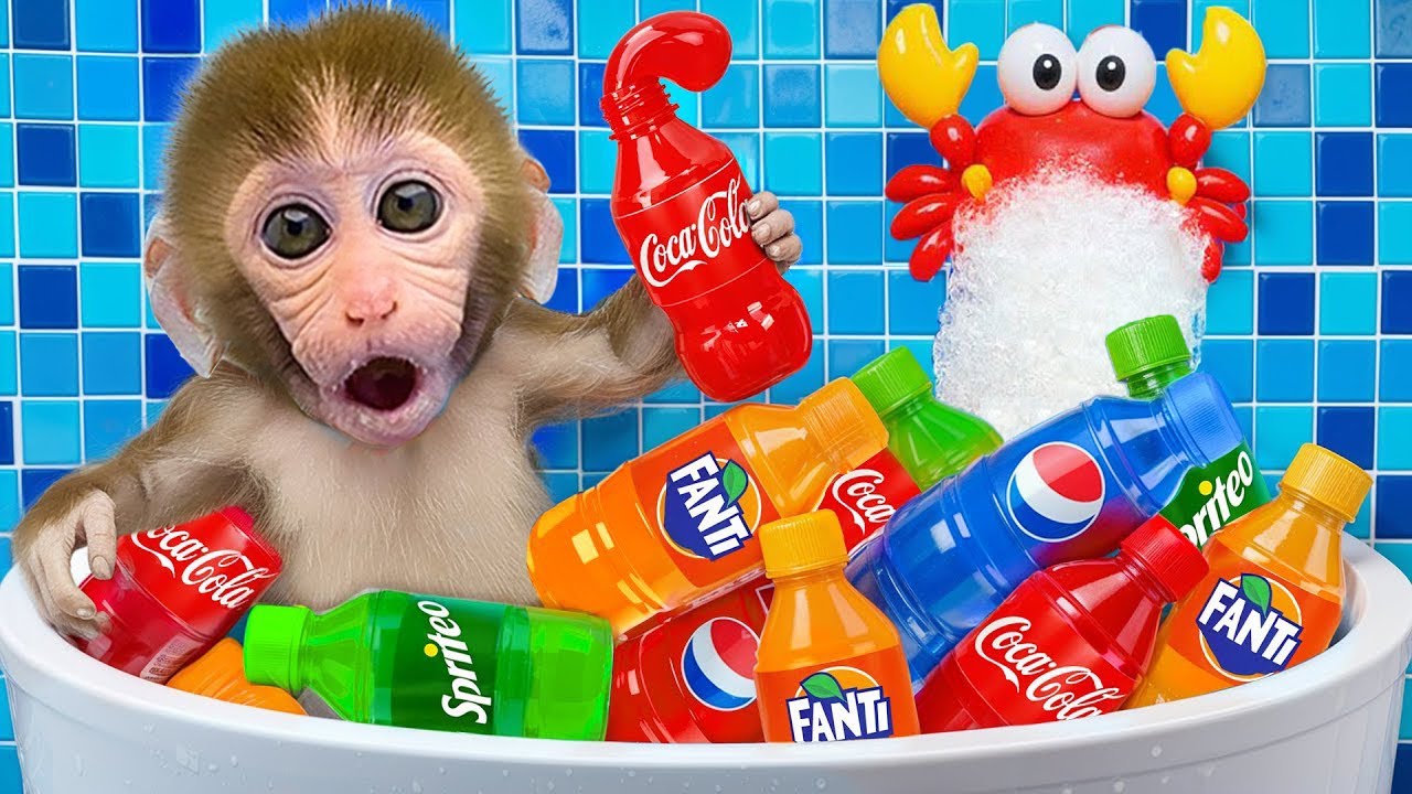 小猴寶寶 Gogo 泡在滿滿彩色汽水裡嚇呆了！😲🛁| Gogo Monkey Life