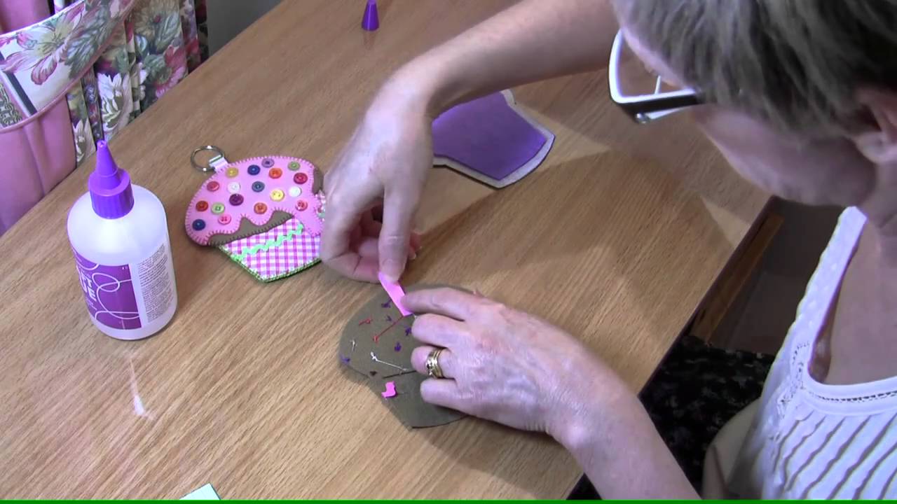 How to make a cupcake in felt  tutorial FREE PATTERN - luggage tag with Lisa Pay