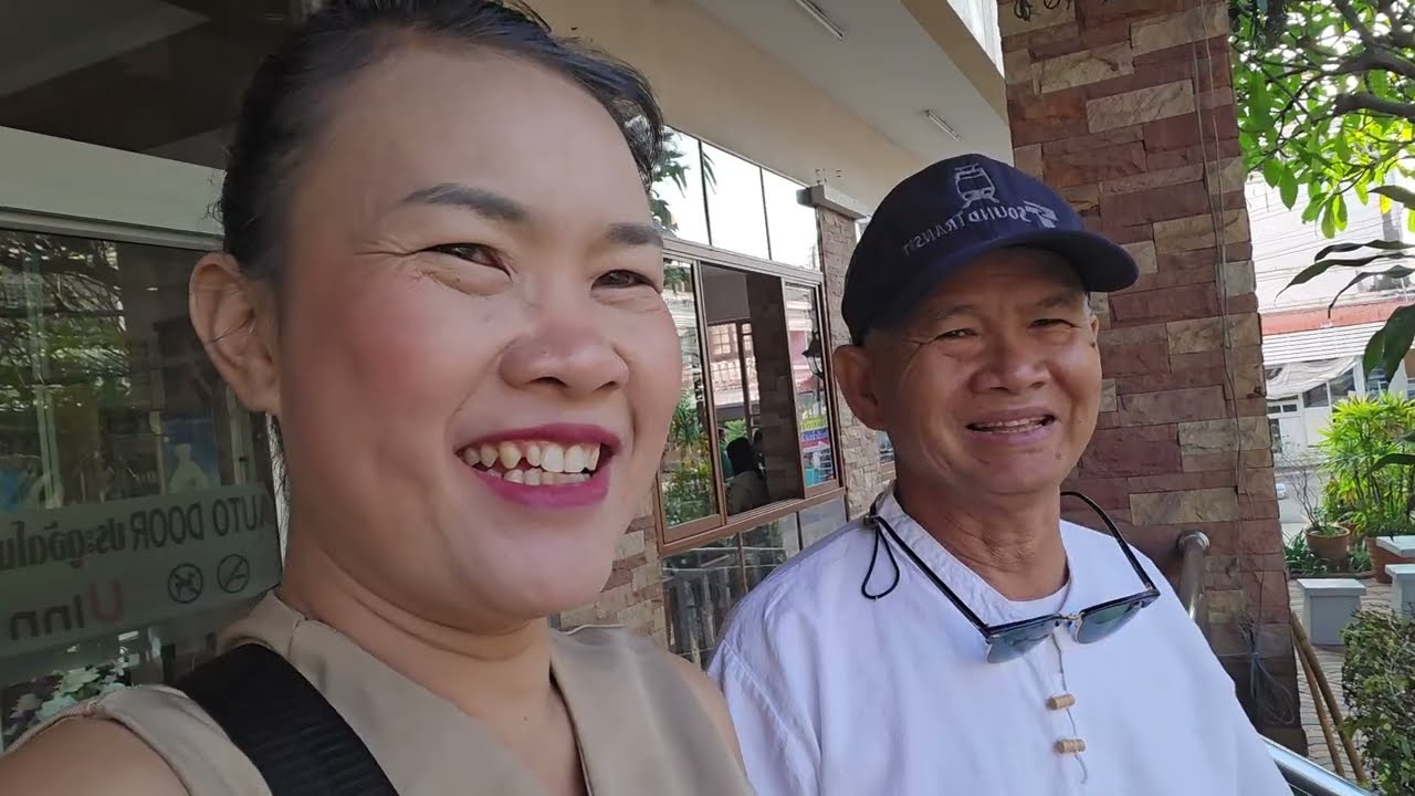 ກີນເຂົ້າເຊົ້າແລ້ວກໍ່ໄປຫາໂຮງພະຍາບານ.  After breakfast them go to hospital.