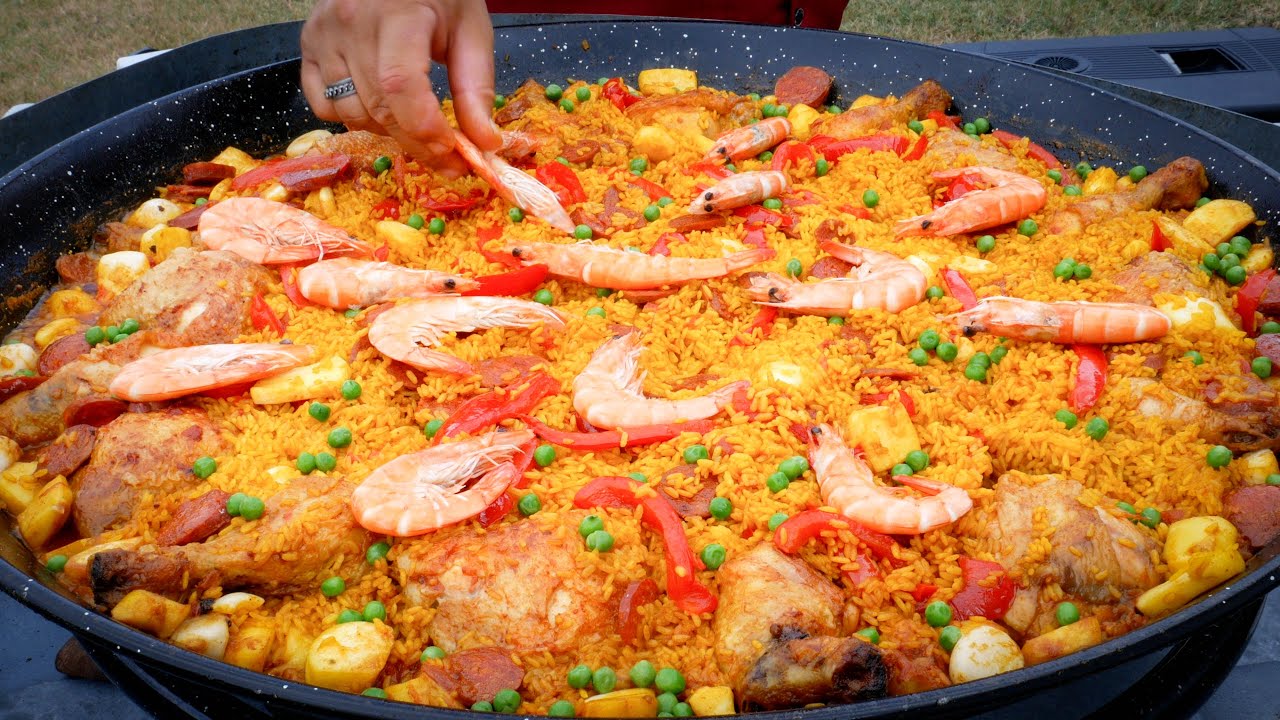Cooking GIANT AUTHENTIC SPANISH PAELLA with Shrimps for 20 people｜Street Food