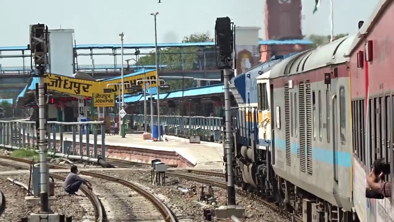SUNCITY जोधपुर शहर को पार करके जोधपुर जंक्शन पहुंचते हुए HIGHCORT EXPRESS।।