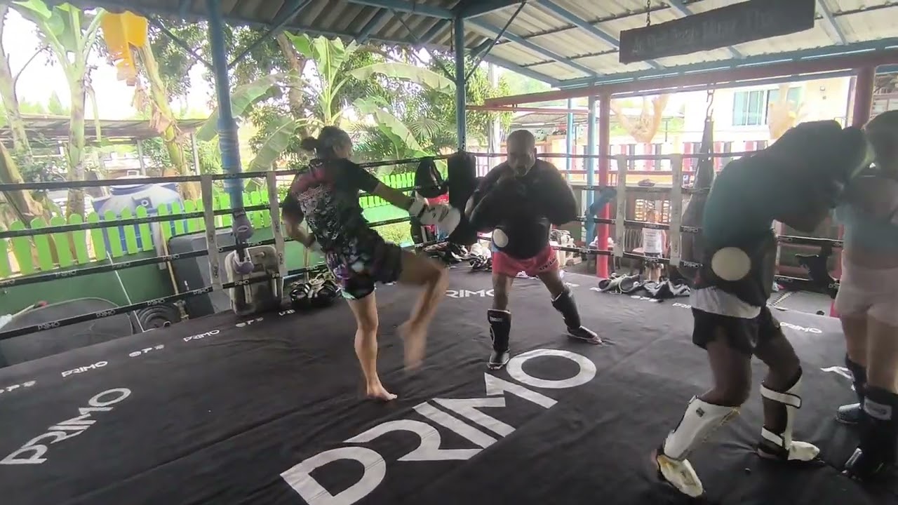 Sitjaopho Muay Thai, Kru Kling pads with PJ 🙏