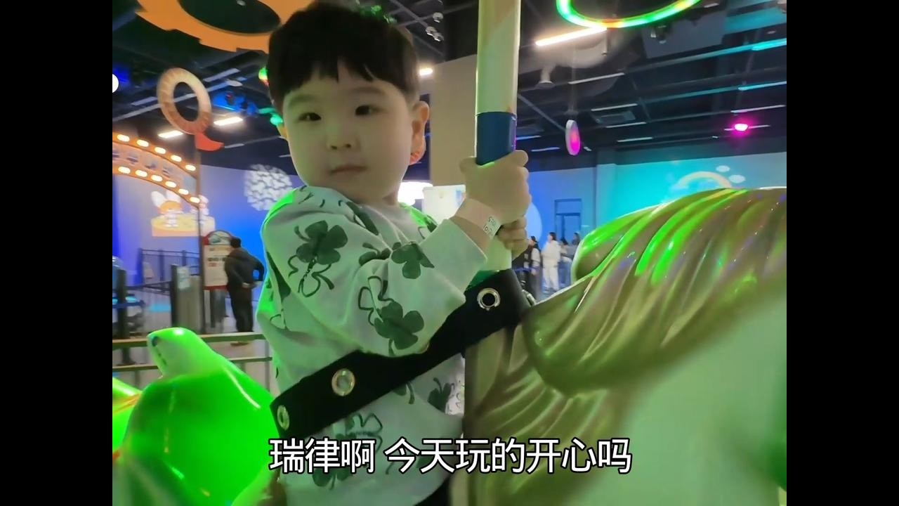 小小胖的周末快乐生活，室内游乐场嗨翻天，把妈妈累的筋疲力尽了
