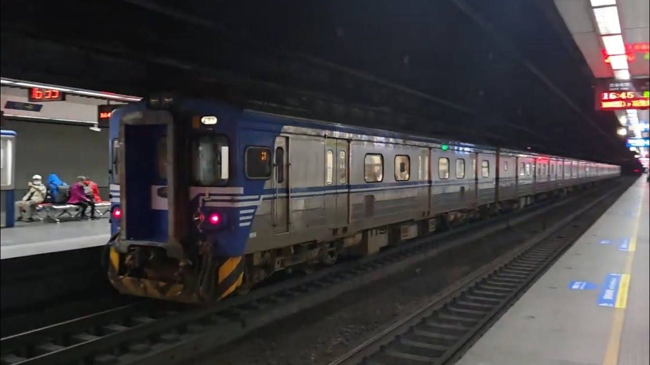 124B次南港發車迴送開往樹林調車場的TEMU2000型八輛二編組TEMU2013+TEMU2014普悠瑪自強號，和4216次樹林發車開往南澳的EMU500型八輛二編組EMU504+EMU523區間車