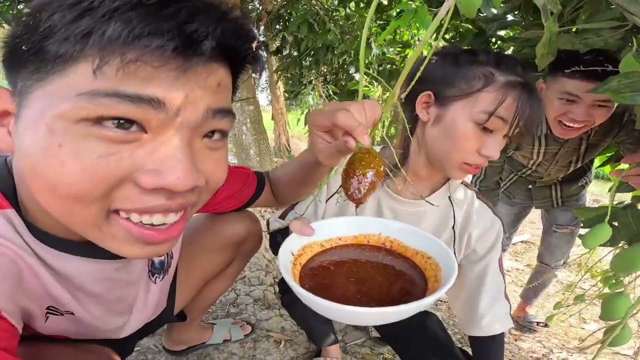 Thử Thách MukBang Xoài Chua Với Nước Chấm Cay Tê Dại Của Lâm Vlog
