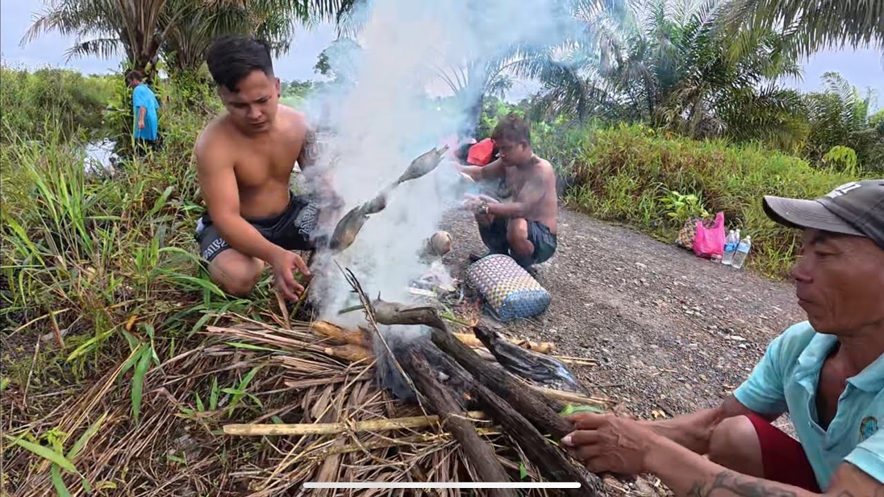 Musim hujan kita memasang pukat dan makan hasil sungai. Team anak kpg raeh gaiss.