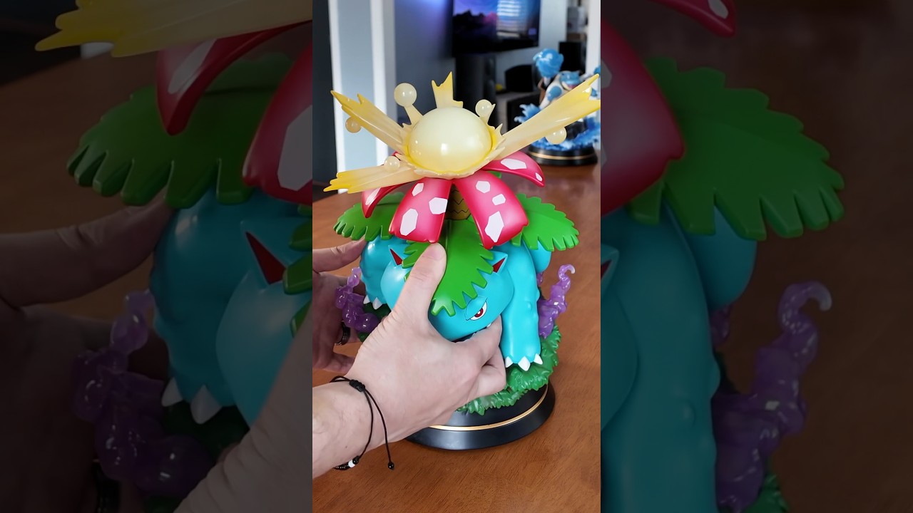 Unboxing $300 Venusaur Pok&eacute;mon Figure