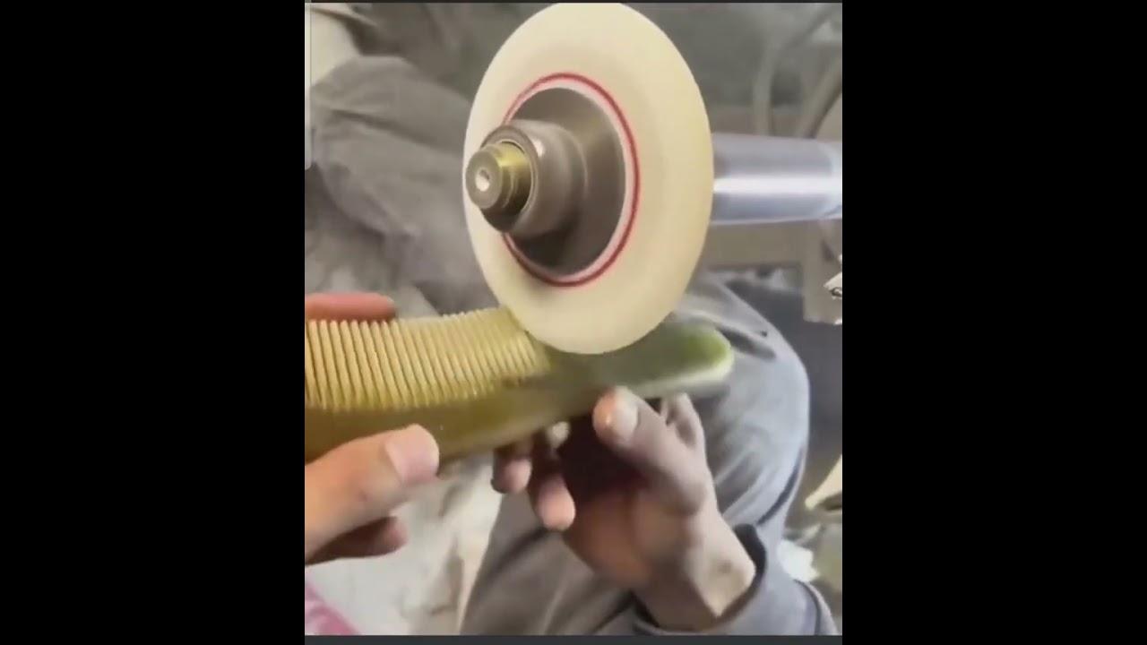 Voici comment fabriquer un peigne avec une corne