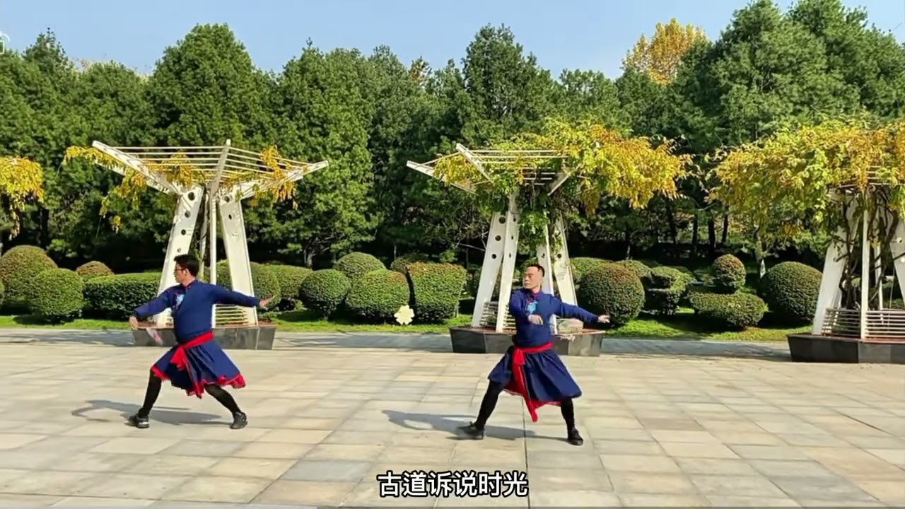 柔力球。《苍穹喚》 背面示範
