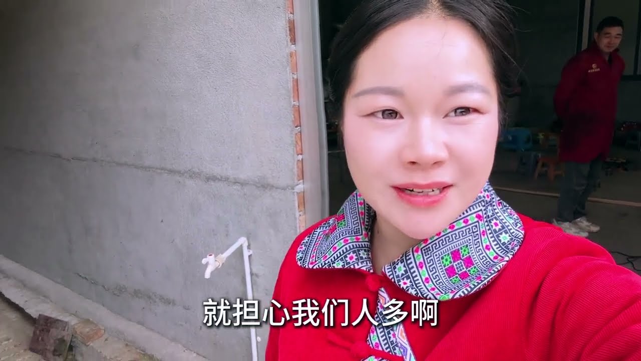 每次卖腊肉都会被喷说秋子是饥饿营销，她说出实情，好的货源不多所以卖的也就少，全家出动去接七宝放学，再去拍合照