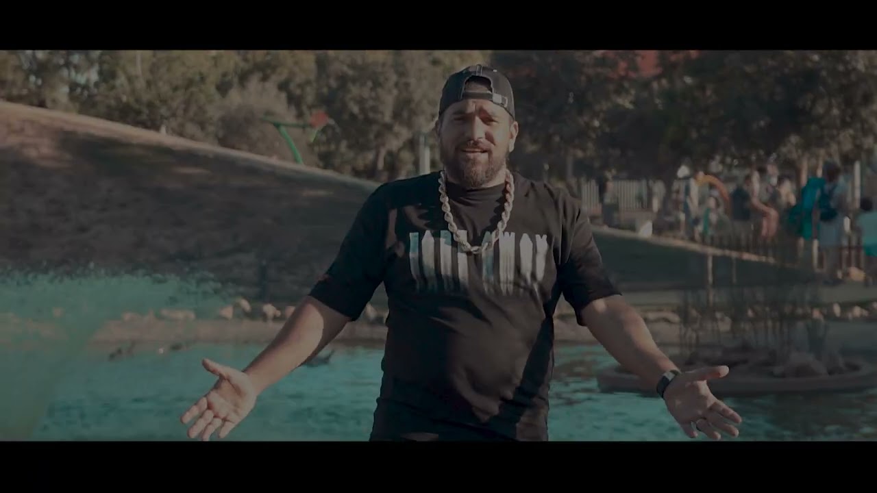 YO VIVO A MI AIRE - MORRALES - (VIDEOCLIP OFICIAL)