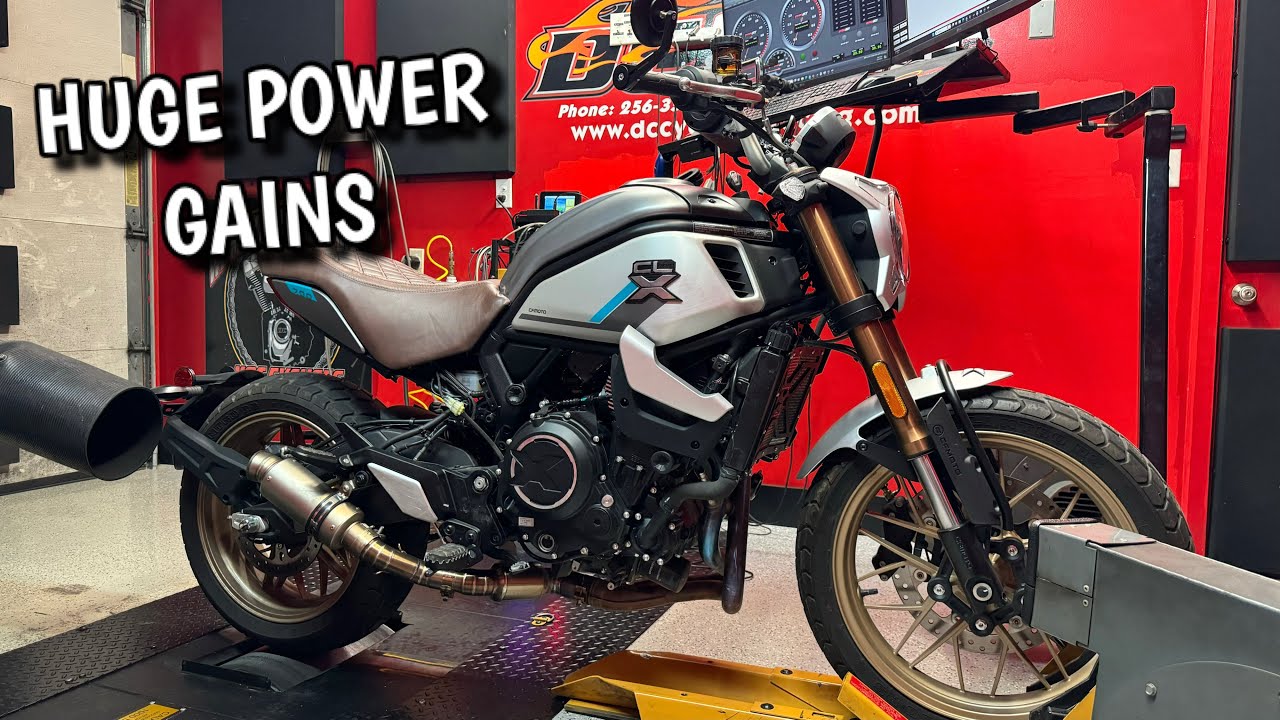 Мотоцикл CFMOTO 700CL-X демонстрирует впечатляющую мощность благодаря выхлопной системе и настройке.