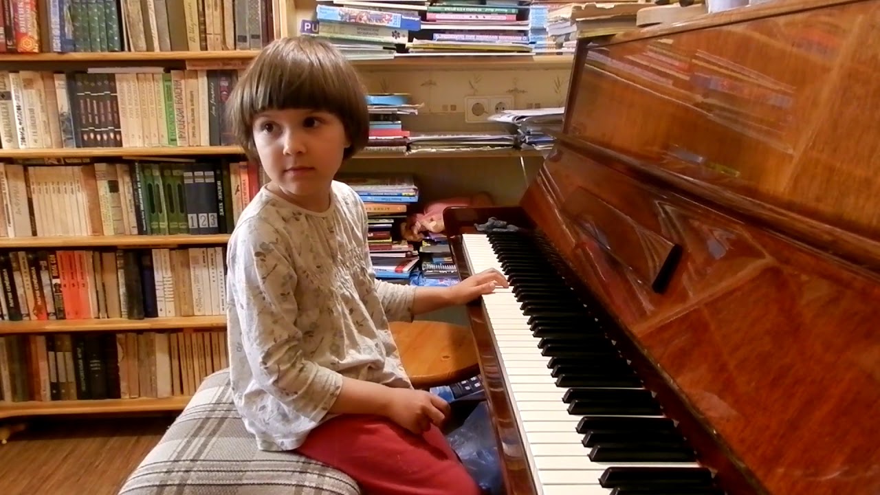 Марианна Лемешкина. 4 года 11 месяцев. Упражнения перед гаммами