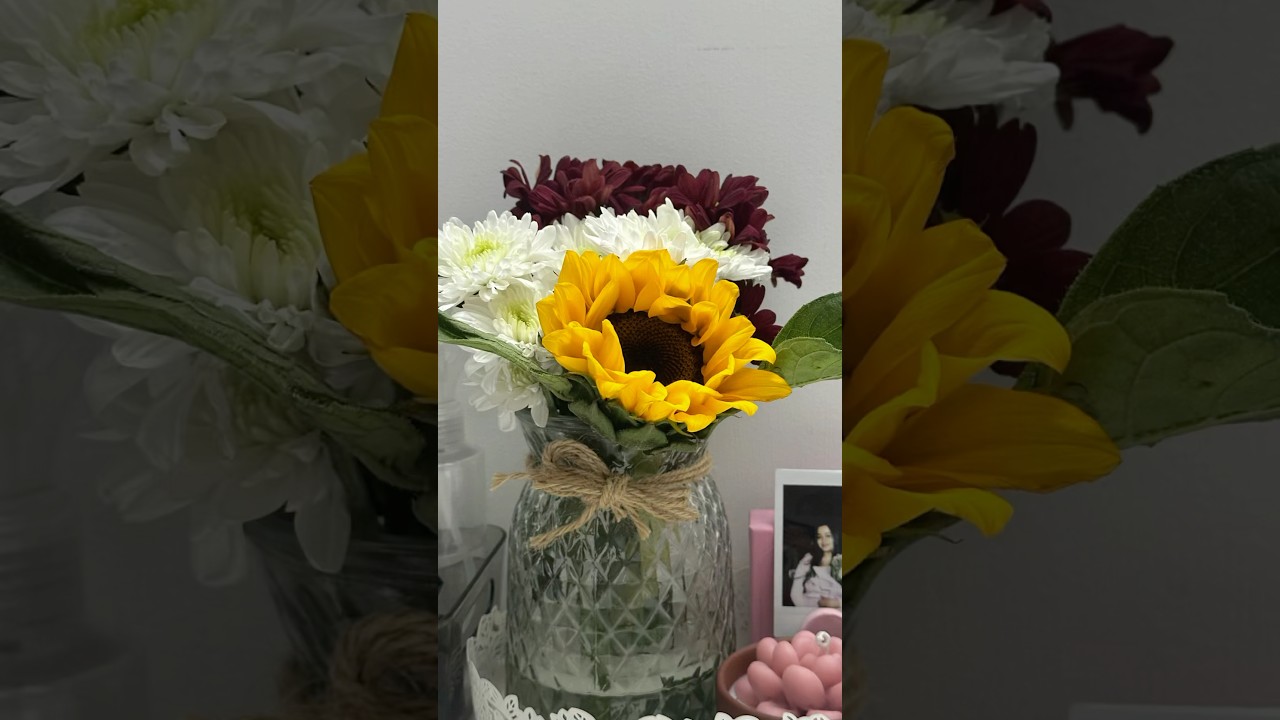 Road side flower shop in Anna Nagar has pretty flowers #chennai #fyp #flowers