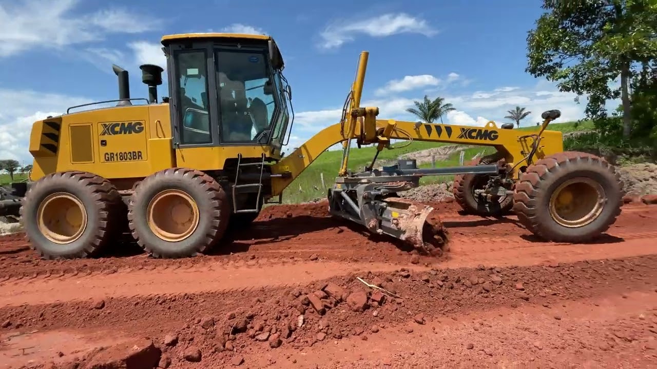 Motoiveladora XCMG 1803 BR Trabalhando em Aterramento