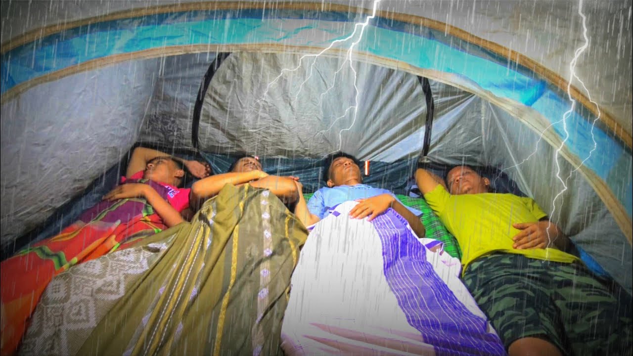Diguyur hujan deras bermalam di pinggir sungai air deras, camping cooking, camping in heavy rain