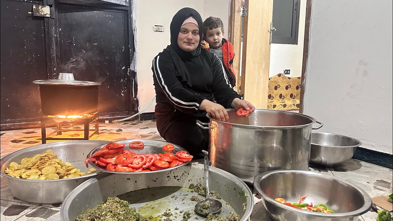 ريف لبنان 🇱🇧تحضير كفتة بالصينية وتوزيعها على أخواننا النازحين❤️