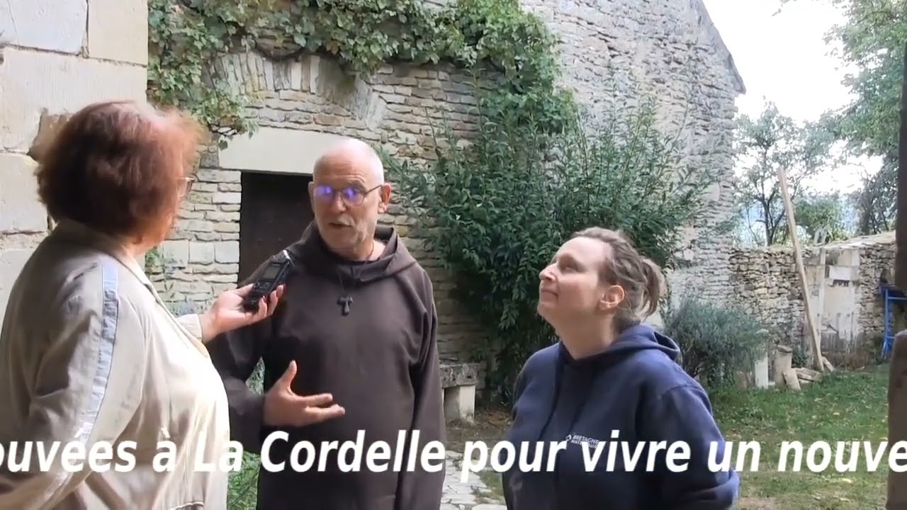 Chantier bénévole de restauration du patrimoine, à La Cordelle à Vézelay (89).