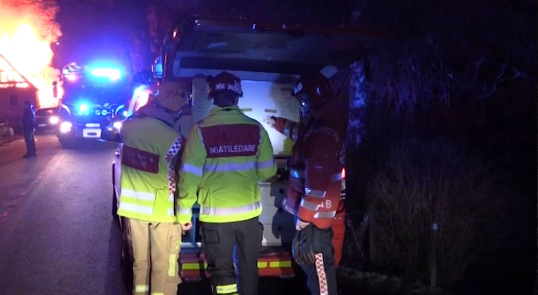 Kraftig brand i villa i Örkelljunga – huset helt övertänt