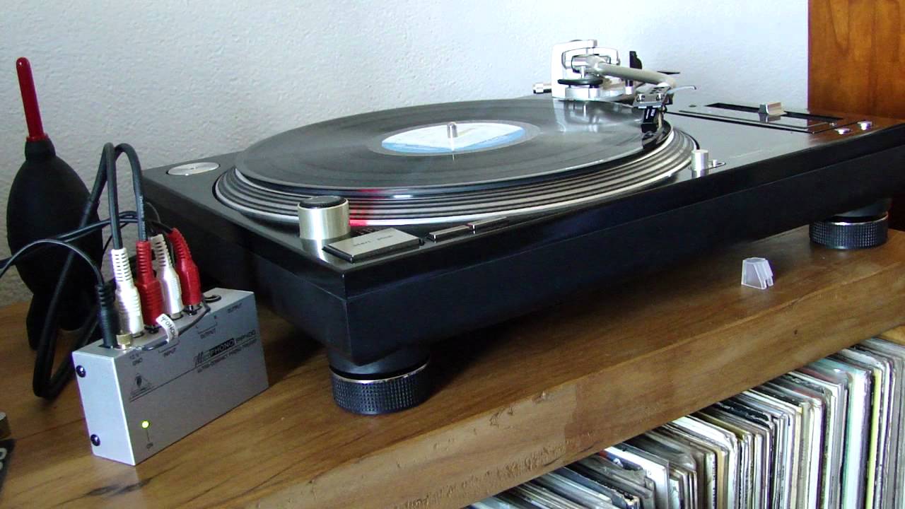 Phono preamp demonstration: Behringer PP400