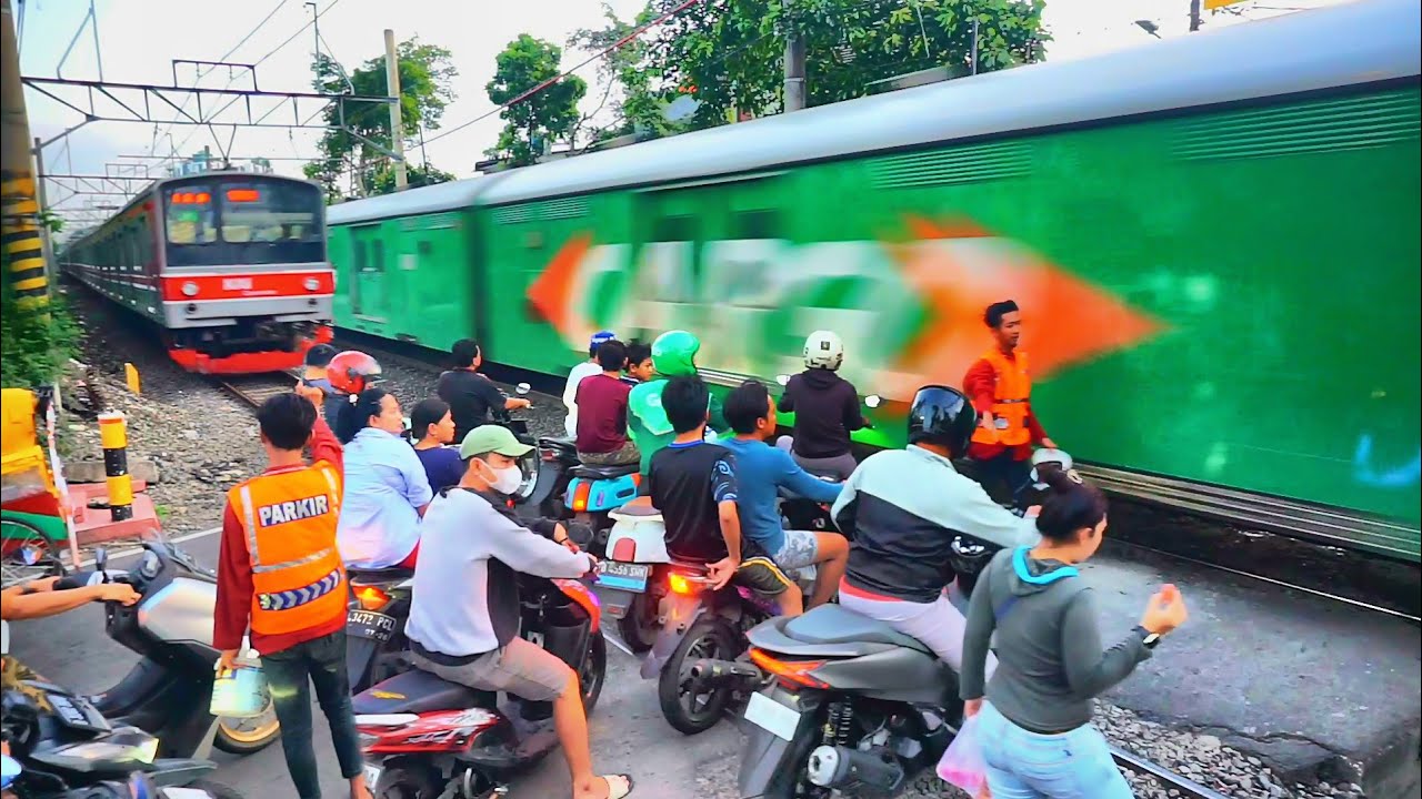 🔴Detik detik kereta ngebut dijalur sibuk gang sentiong