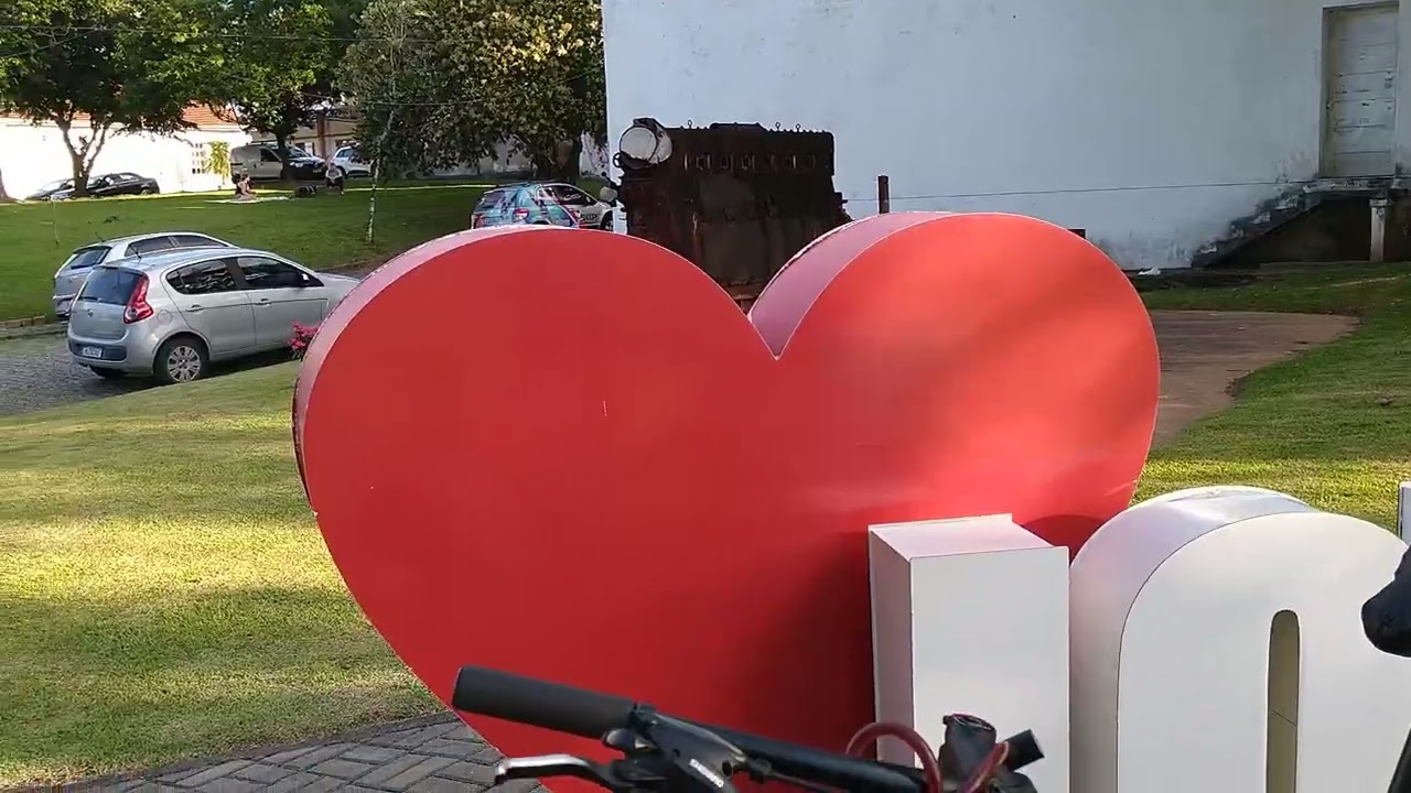 Sumiu o guarda chuva da praça onde funcionava uma cervejaria em Joinville (SC)!!!