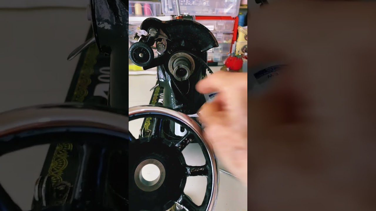 Cómo colocarle el volante a la máquina de coser negrita
