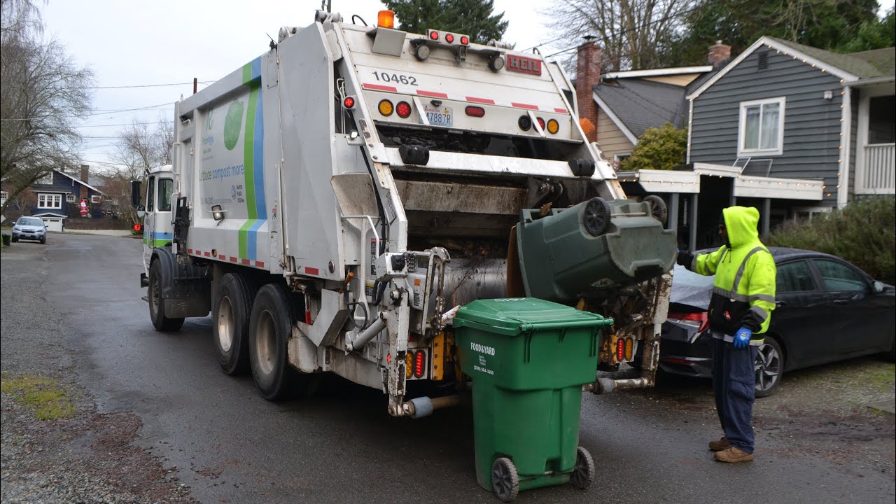 Recology Autocar ACX Heil 5000 Rear Loader Garbage Truck - Christmas Compost in Seattle's Hills