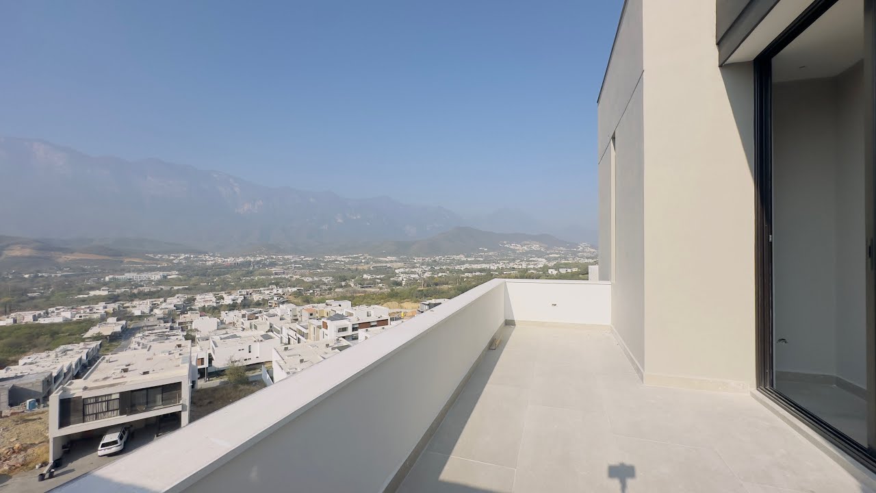 CASA EN VENTA EN ZONA EL URO, CARRETERA NACIONAL – Con Terraza Techada y barra con Asador