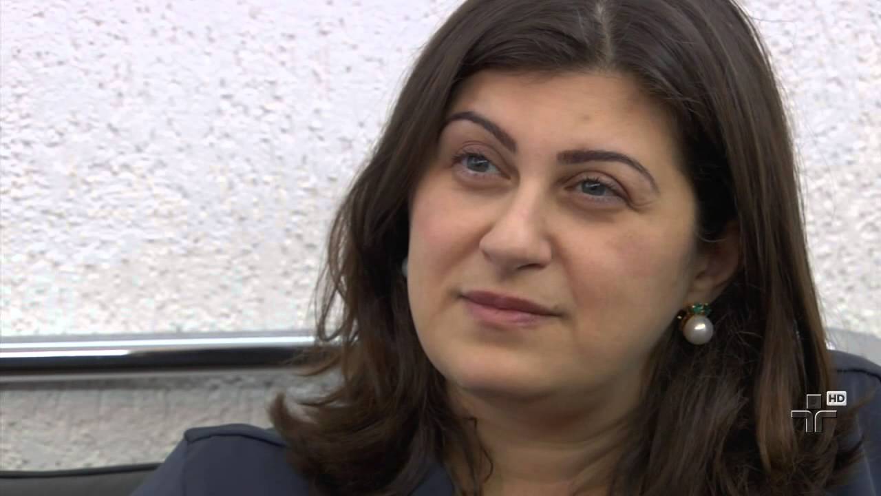 Campanha coloca em xeque a obrigatoriedade do uso do véu por mulheres no Irã