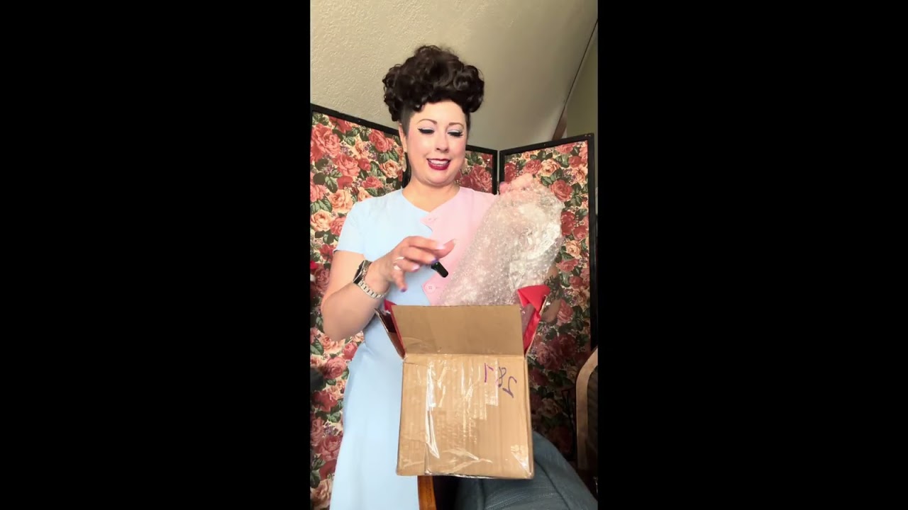 Miss Scarlet Siren unboxing 