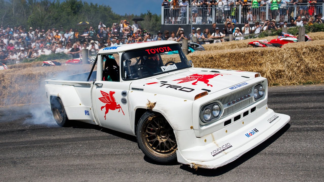 Разлив пива из тюков сена на фестивале Goodwood в стиле стаут!