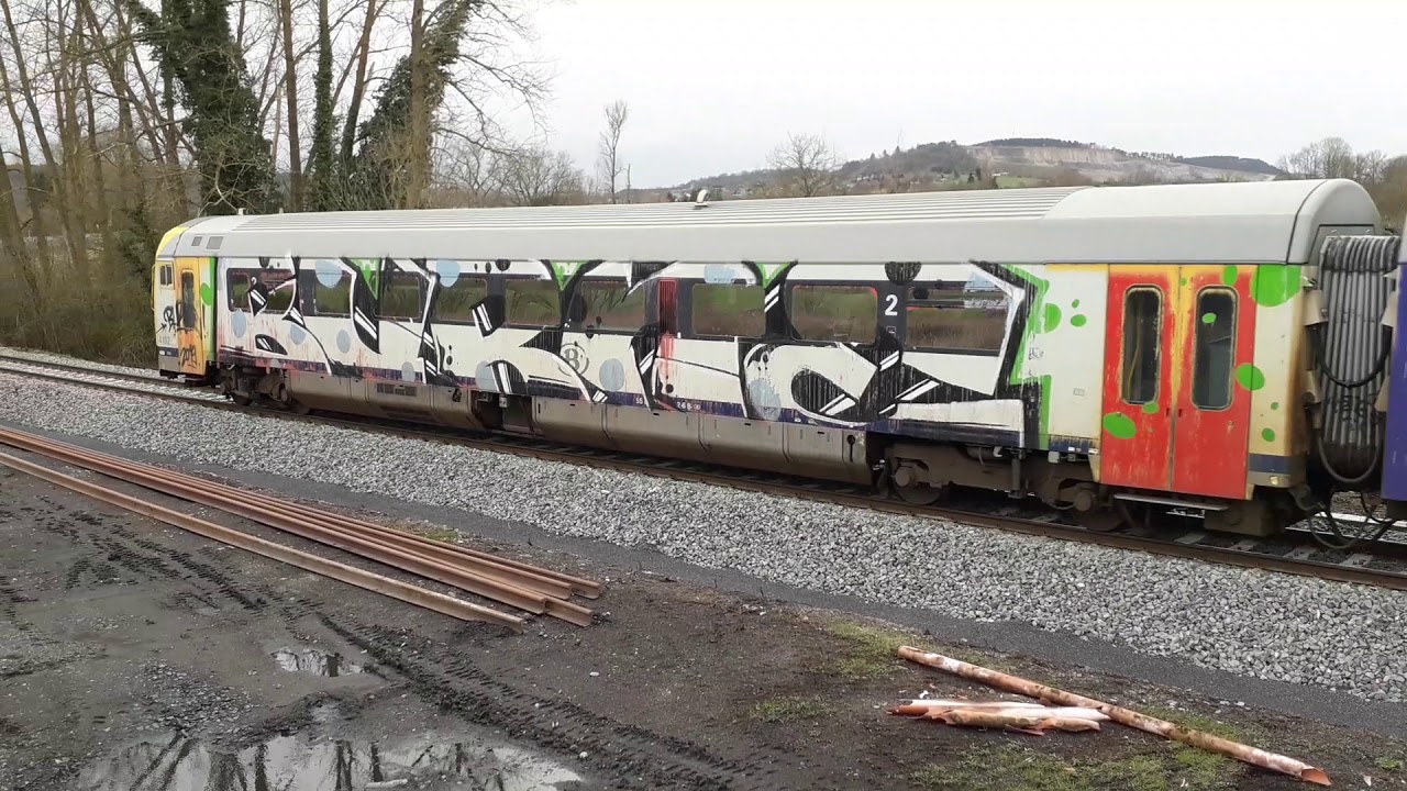 AUTORAIL   4102  SNCB  se dirigeant  vers  COUVIN