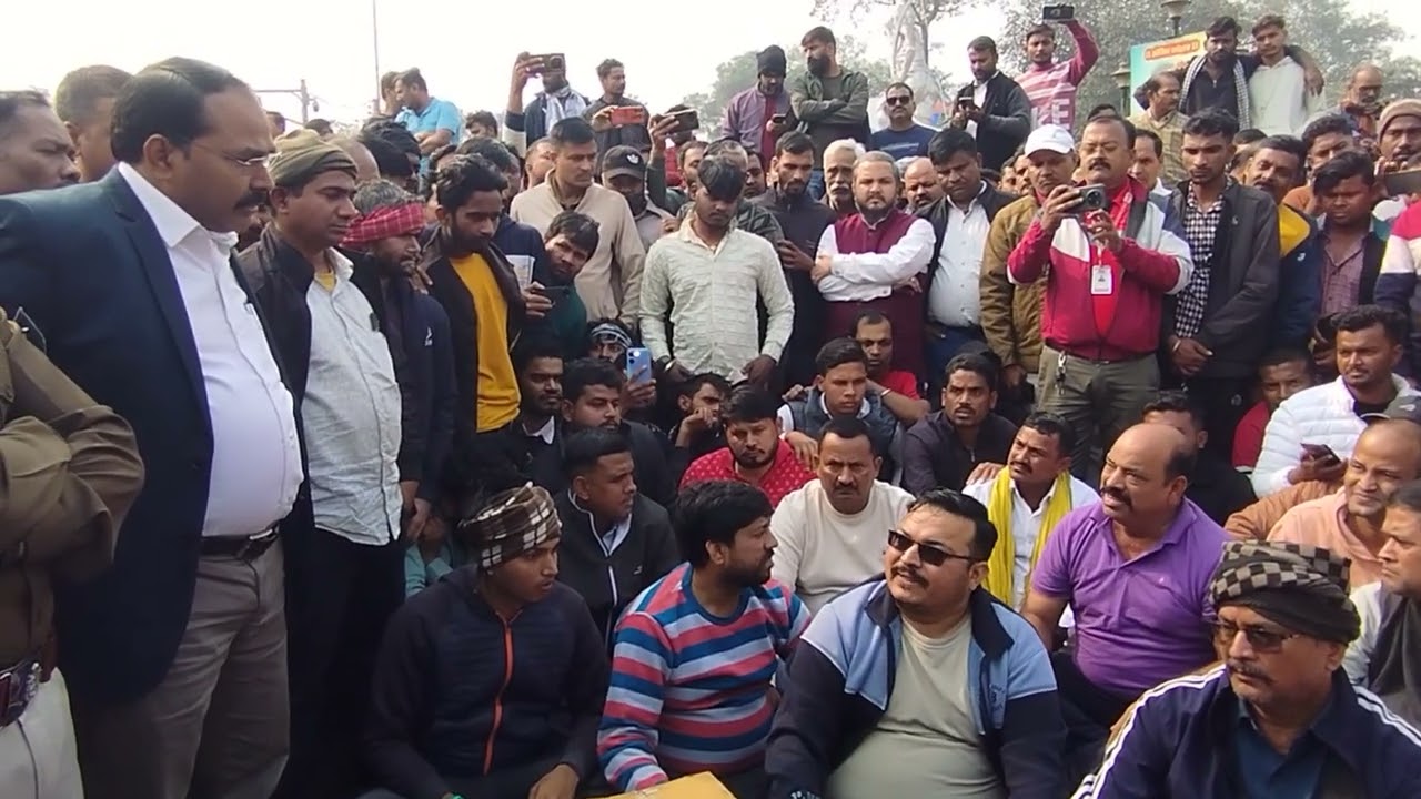 Bokaro News: CO arrives to meet people sitting on the road in Naya Mod.