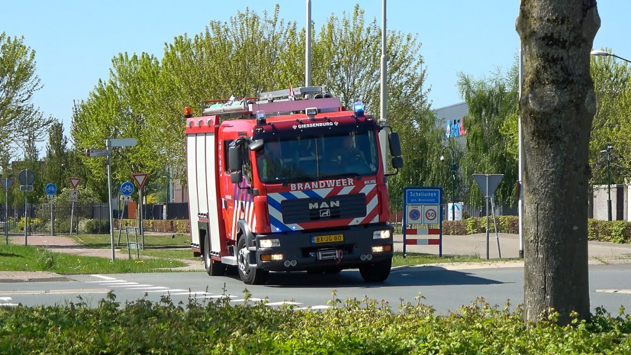 Brandweer Giessenburg met spoed naar containerbrand in Schelluinen