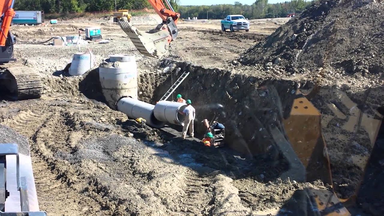 Cavanagh Sewer Crew Laying Storm Pipe in Ottawa 2013
