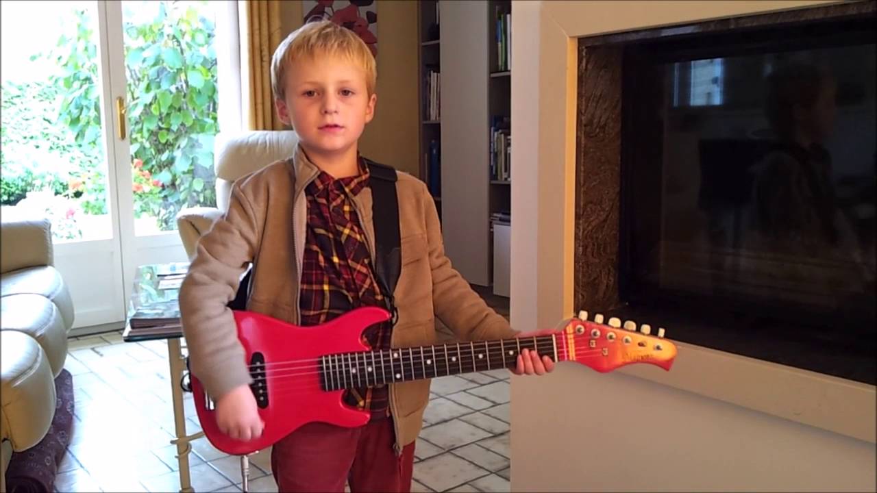 Augustin &agrave; la guitare