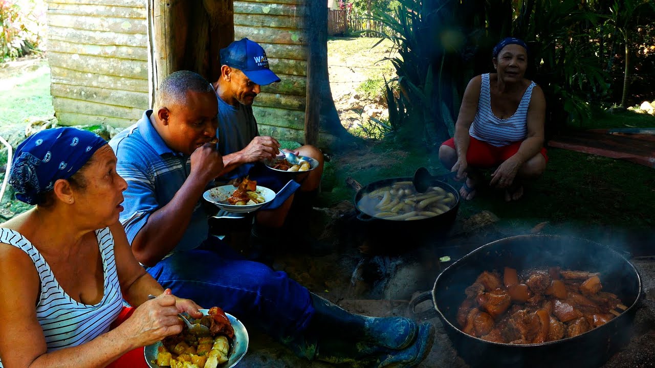 Cerdo guisado con Guineito para el desayuno, Comida Dominicana del Campo