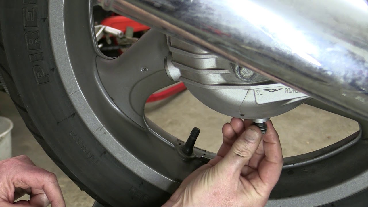 Moto Guzzi Breva 750  Gearbox & Bevel Drive Oil Change