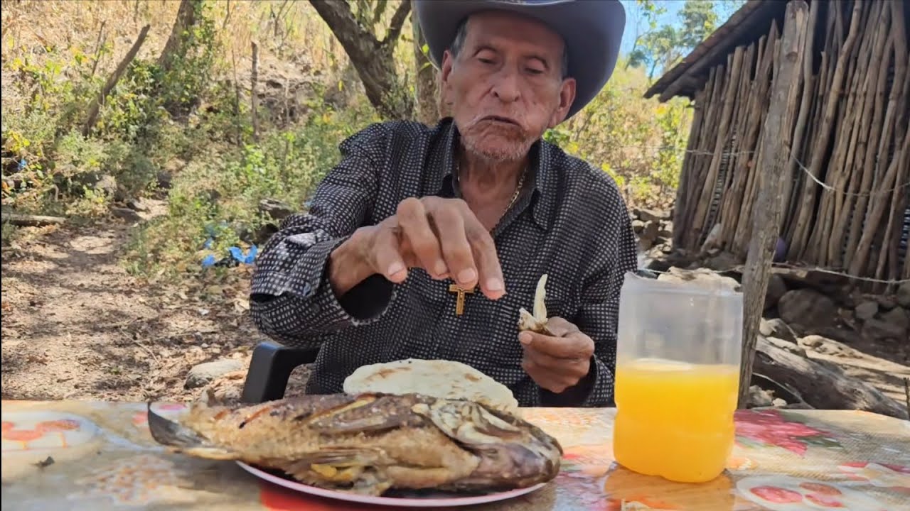 🛑El Viejon Disfrutando la Rica Tilapia Que le Prepararon las Chicas 🥰/El Buen Salvadoreño 