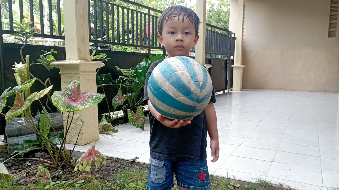 Main Bola sambil Hujan-hujanan bareng Athaya #kids #mainan #mainanathaya